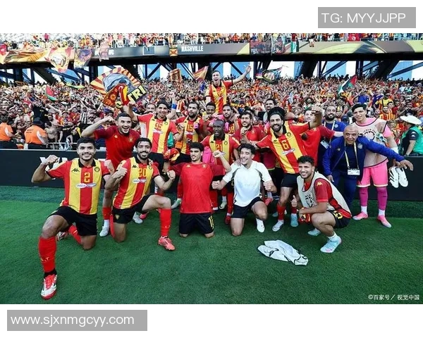 沙滩上的足球盛宴足球明星们的激情对决与欢乐时光 沙滩上的足球盛宴足球明星们的激情对决与欢乐时光