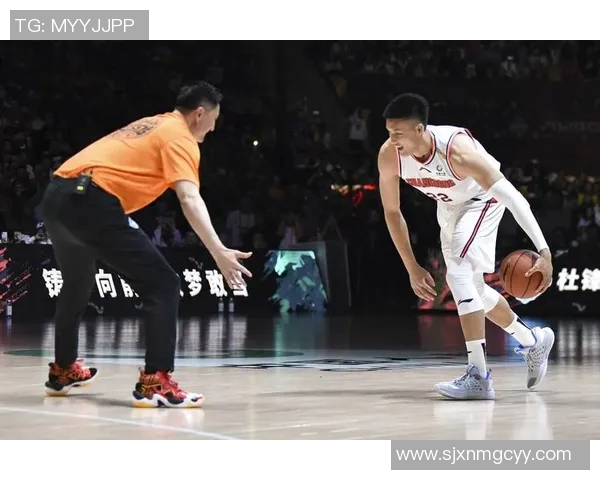 篮球明星亲自示范如何在赛场上教训对手的技巧与策略